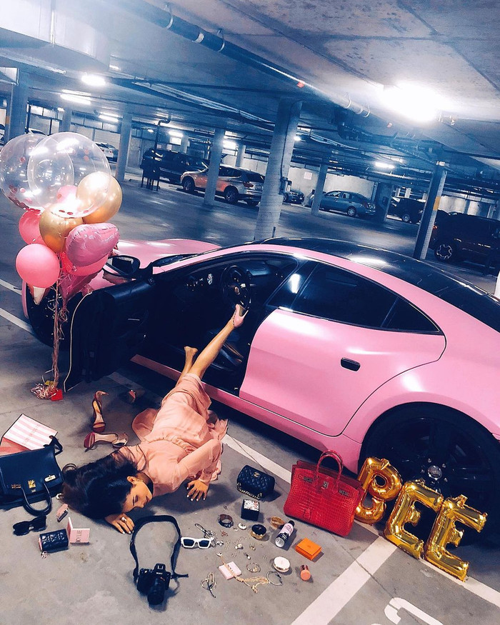 Màn khoe đồ hiệu 'ngập ngụa' của nàng hậu sinh năm 1991. 