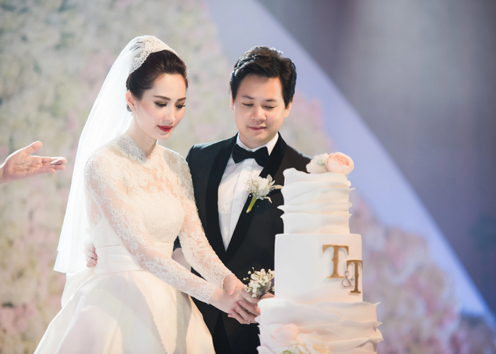 Đặng Thu Thảo rời bỏ hào quang showbiz để tạo dựng gia đình nhỏ của bản thân. Cô cùng ông xã sinh được 2 nhóc tỳ đáng yêu. 