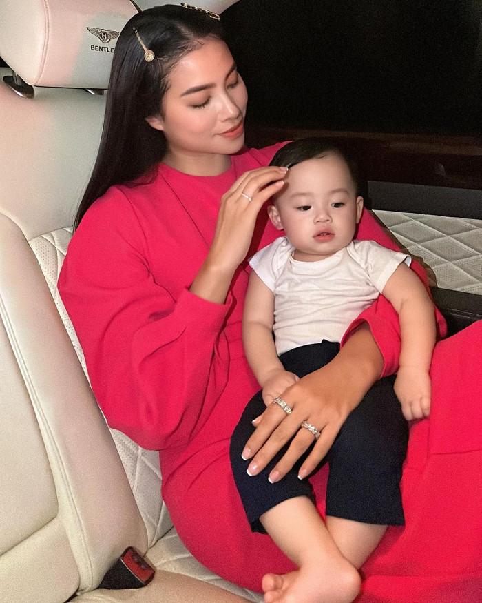 Người đẹp gốc Hải Phòng chụp ảnh cùng con trai trên xế hộp có giá lên đến 10 tỷ. 
