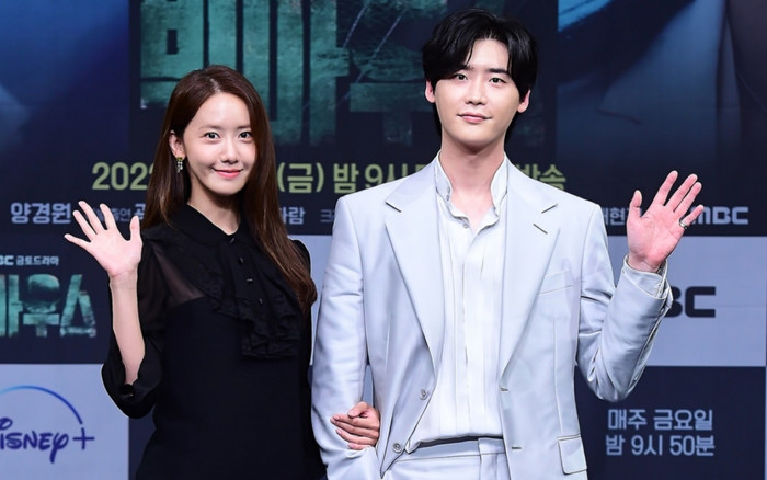 Yoona (SNSD) gây ngỡ ngàng với vẻ ngoài kém sắc, thiếu ngủ khi đứng cạnh Lee Jong Suk Ảnh 2