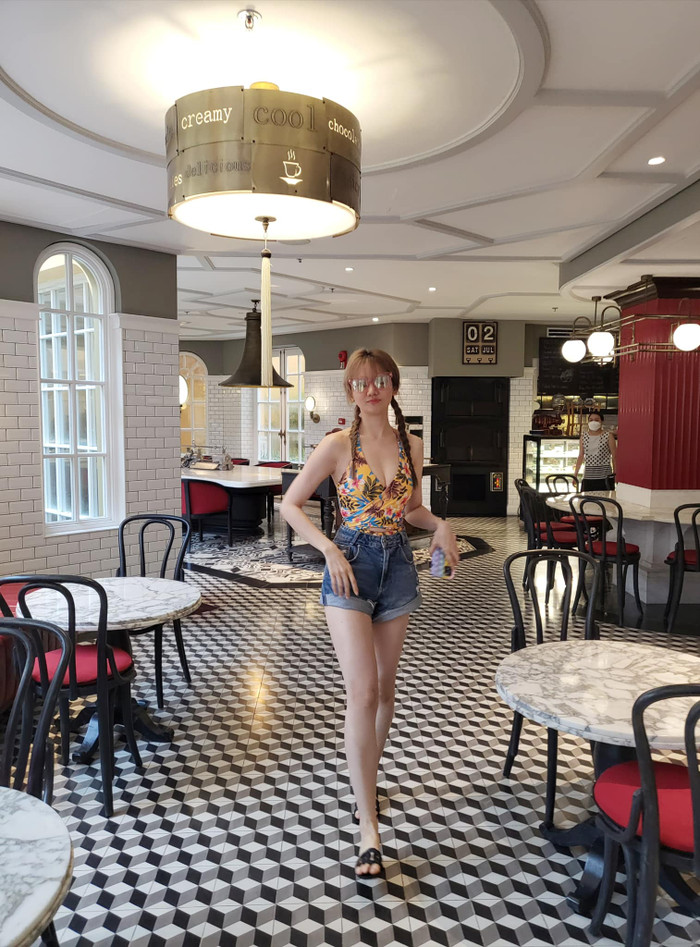 Nhờ bộ trang phục trẻ trung, Hari Won có thể khoe trọn đôi chân thon dài cùng body đỉnh cao đáng mơ ước.