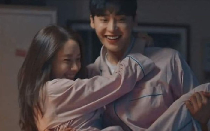 Phim mới của Yoona và Lee Jong Suk có cảnh giường chiếu ngay tập đầu, phim sẽ ngược về sau? Ảnh 2