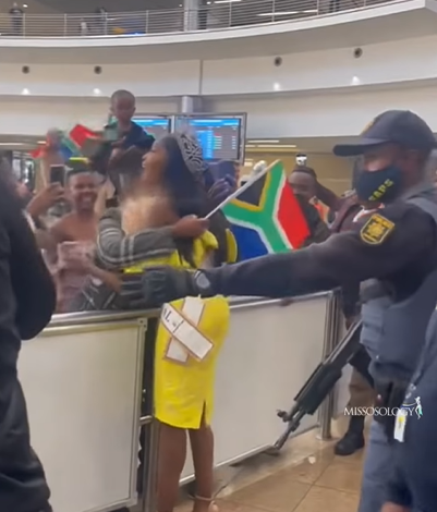 Cô cũng không ngần ngại mà ôm từng người như để bày tỏ lòng biết ơn.