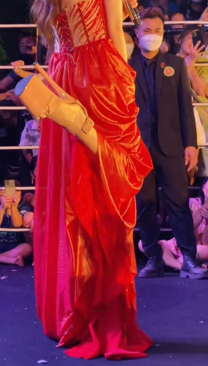 Hòa Minzy khiến khán giả bật ngửa khi tiết lộ bí mật để 'ăn gian' chiều cao trên sân khấu Ảnh 3