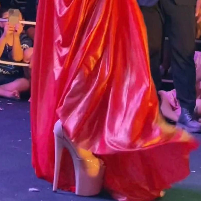 Hòa Minzy khiến khán giả bật ngửa khi tiết lộ bí mật để 'ăn gian' chiều cao trên sân khấu Ảnh 4