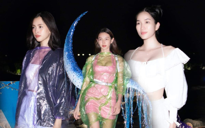 Dàn người đẹp 'đội mưa' cho màn tổng duyệt: Thùy Tiên, Tiểu Vy mặc áo mưa catwalk Ảnh 2