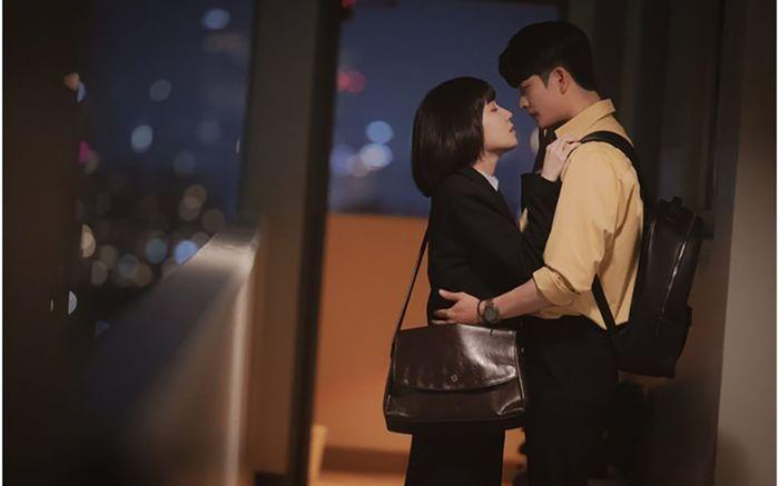 Ý nghĩa sau cảnh hôn làm bùng nổ rating Nữ Luật Sư Kỳ Lạ Woo Young Woo Ảnh 2