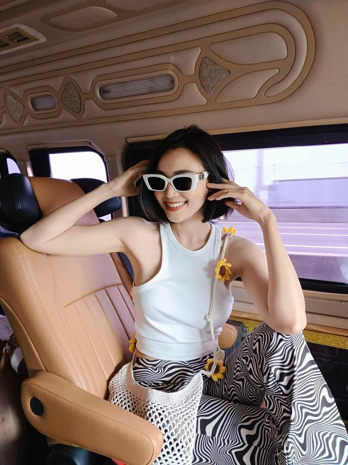 Áo ba lỗ cùng quần ống rộng cũng là set đồ được hội chị em ưa chuộng bởi tính năng linh hoạt nhưng vẫn rất phù hợp với gió trời của biển cả.