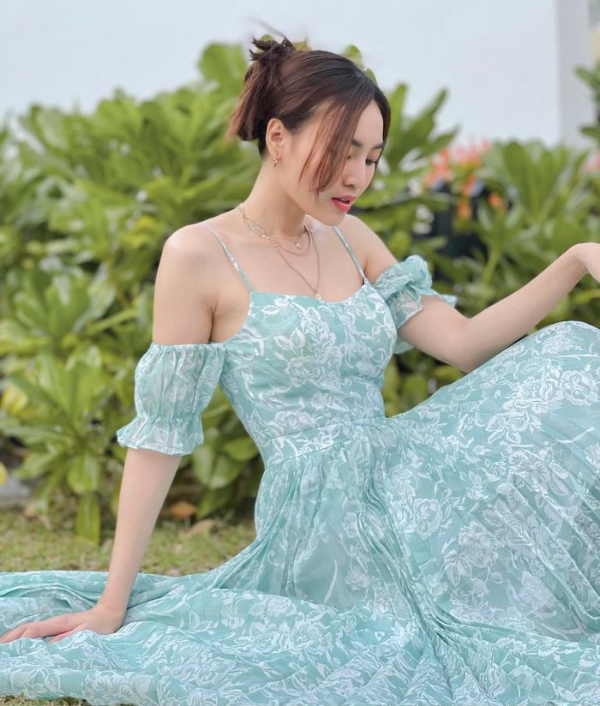 Chiếc váy xanh ngọc với thiết kế rộng rãi cùng nếp gấp xếp ly chỉn chu, tạo độ phồng tốt nếu bạn muốn 'giấu nhẹm' đi đôi chân kém thon thả.
