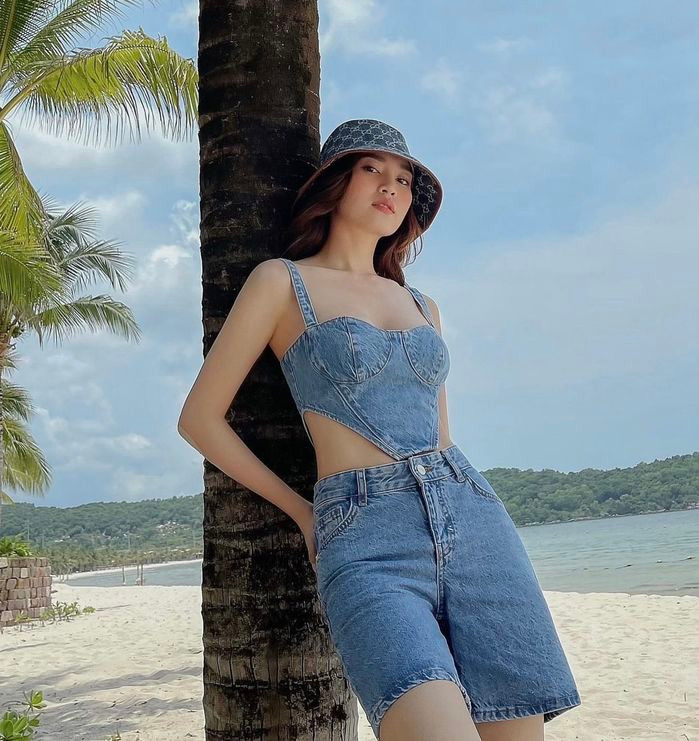 Set đồ jean được chân dài 9X khéo léo chọn lựa vừa giúp tôn body cực đỉnh nhưng vẫn không kém phần thoải mái cùng chiếc quần ngố năng động.