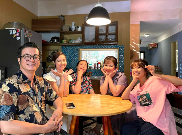 Thương Ngày Nắng Về: Xúc động cảnh Huyền Lizzie cùng 'mẹ ruột' chọn áo dài cho NSƯT Thanh Quý đi đám cưới Ảnh 3