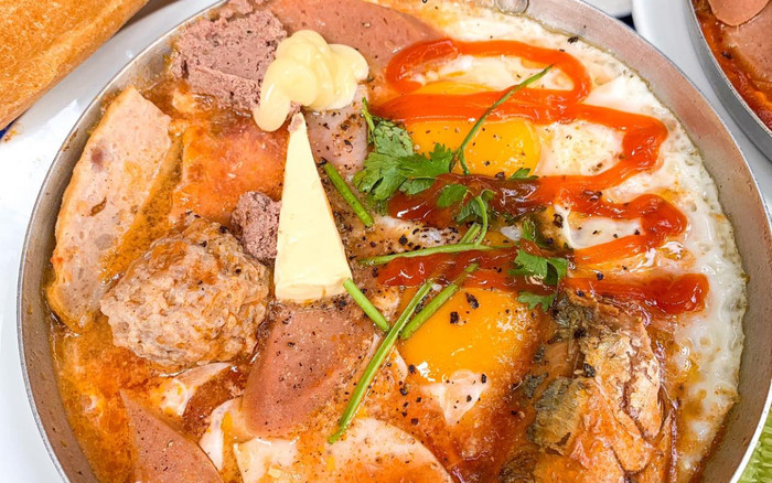 Bánh mì chảo Sài Gòn 'gây nghiện' ngay từ lần thử đầu tiên: Ẩm thực Á Âu có đủ! Ảnh 2