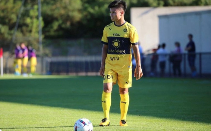 Quang Hải có 6 lần chạm bóng trong ngày Pau thua 0-4 Ảnh 2