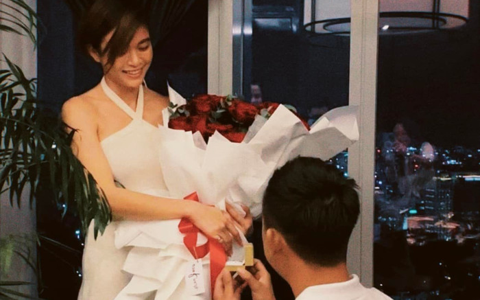 Mâu Thuỷ đăng ảnh được bạn trai quỳ gối cầu hôn, không uổng công dàn hậu gả bán bấy lâu Ảnh 2