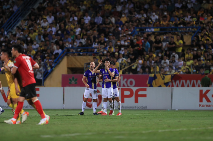 Cựu còi vàng V.League: Thẻ đỏ cho cầu thủ SLNA trước Hà Nội FC không thuyết phục Ảnh 2