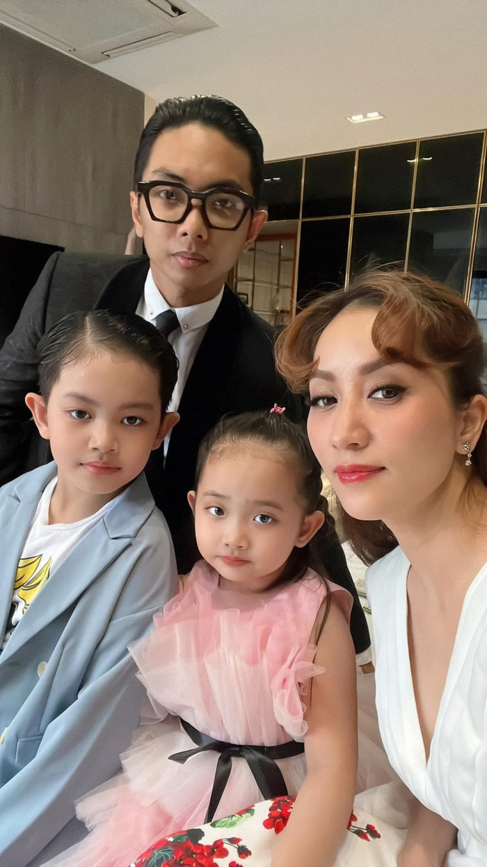 Họ có tổ ấm hạnh phúc bên hai nhóc tỳ 1 trai, 1 gái kháu khỉnh, dễ thương.