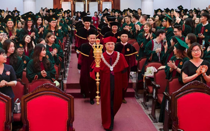 Xôn xao Hiệu trưởng mặc áo nhung, cầm quyền trượng ở lễ tốt nghiệp, Giám đốc ĐHQG Hà Nội lên tiếng? Ảnh 2