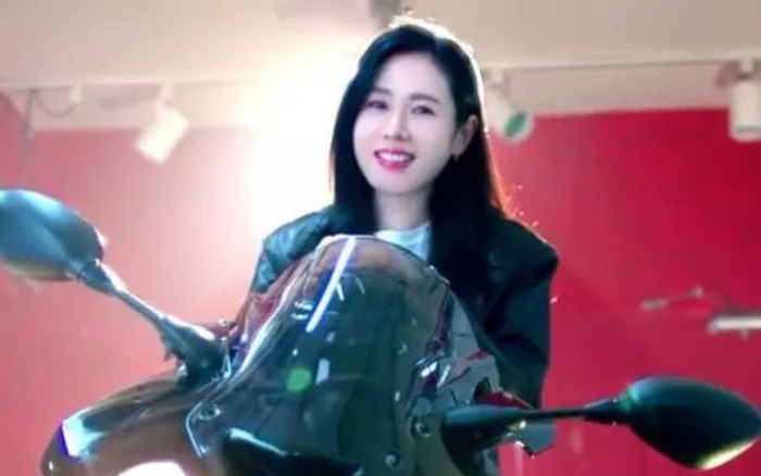 Lộ ảnh Son Ye Jin diện outfit cực ngầu, ngồi mô-tô hậu thông báo mang thai Ảnh 2