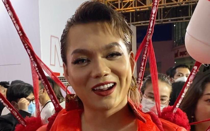 Phạm Thoại 'gây choáng' với bộ cánh lấy ý tưởng từ 'trinh nữ hoàng cung', mặc dân tình ném đá 'quá ô dề' Ảnh 2