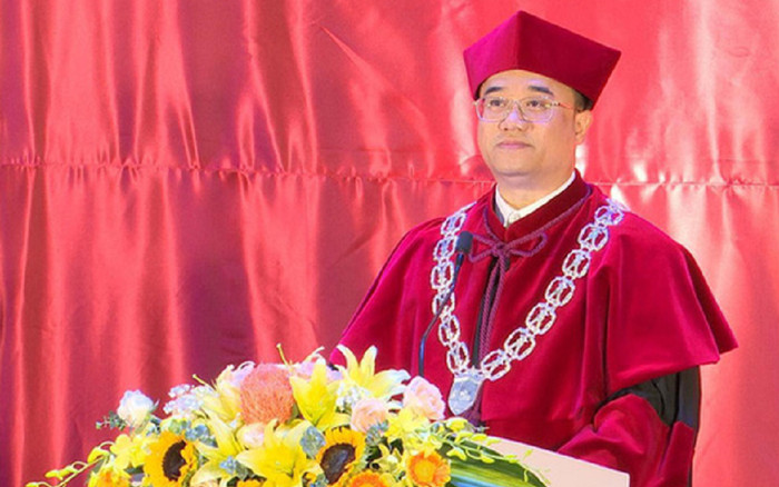 Hiệu trưởng ĐH Kinh tế nói gì khi gây tranh cãi vì cầm quyền trượng ở lễ trao bằng tốt nghiệp? Ảnh 2