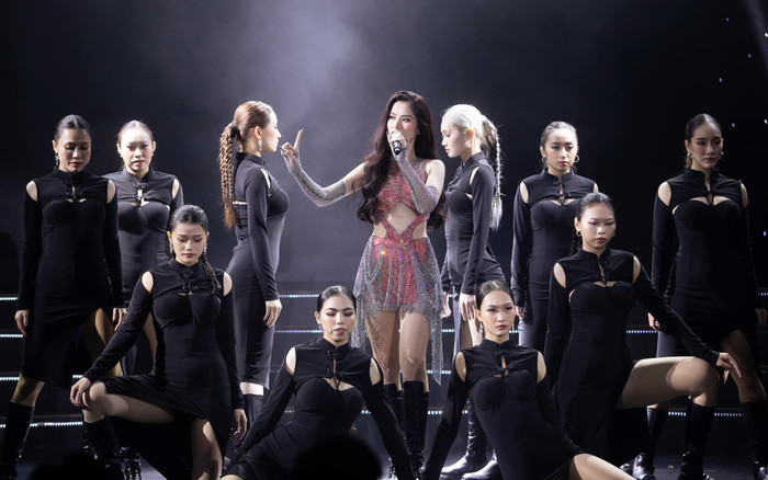 Fan Đông Nhi được khen ngợi khi bắn rap 'ăn đứt' Wowy trong tiết mục trình diễn 'Đôi mi em đang u sầu' Ảnh 2