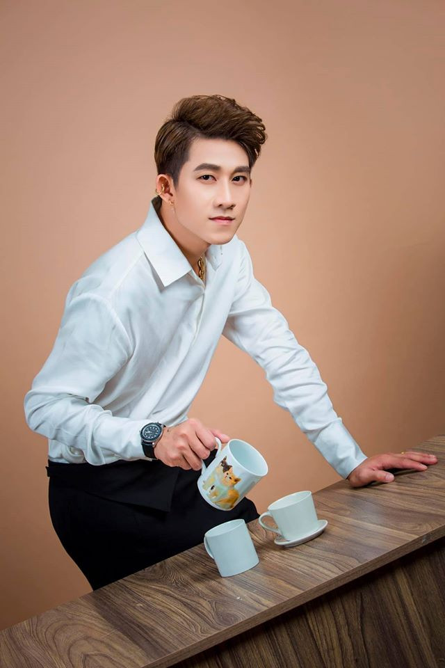 Đang say sưa hát, Hồ Gia Hùng (HKT) hoảng hồn khi nữ khán giả phóng lên sân khấu để lộn mèo Ảnh 1