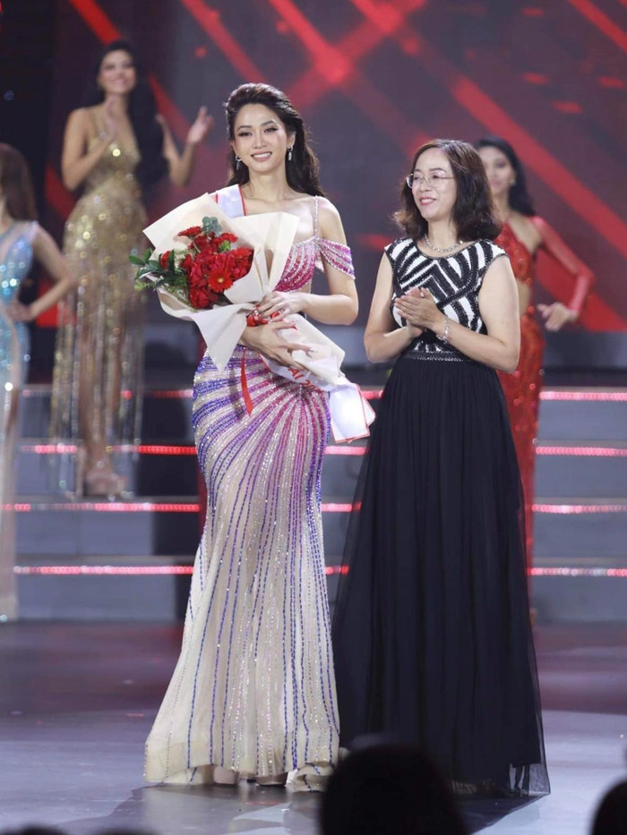 Lê Bống xúc động khi được trao danh hiệu Người đẹp nhân ái.