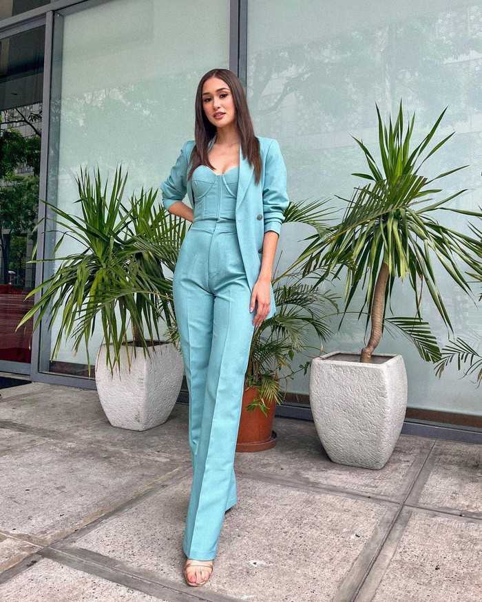 Dù diện đồ công sở nhưng Nicole luôn biến hóa đa dạng. Cô cũng chú trọng chọn item sao cho tổng thể không bị già.