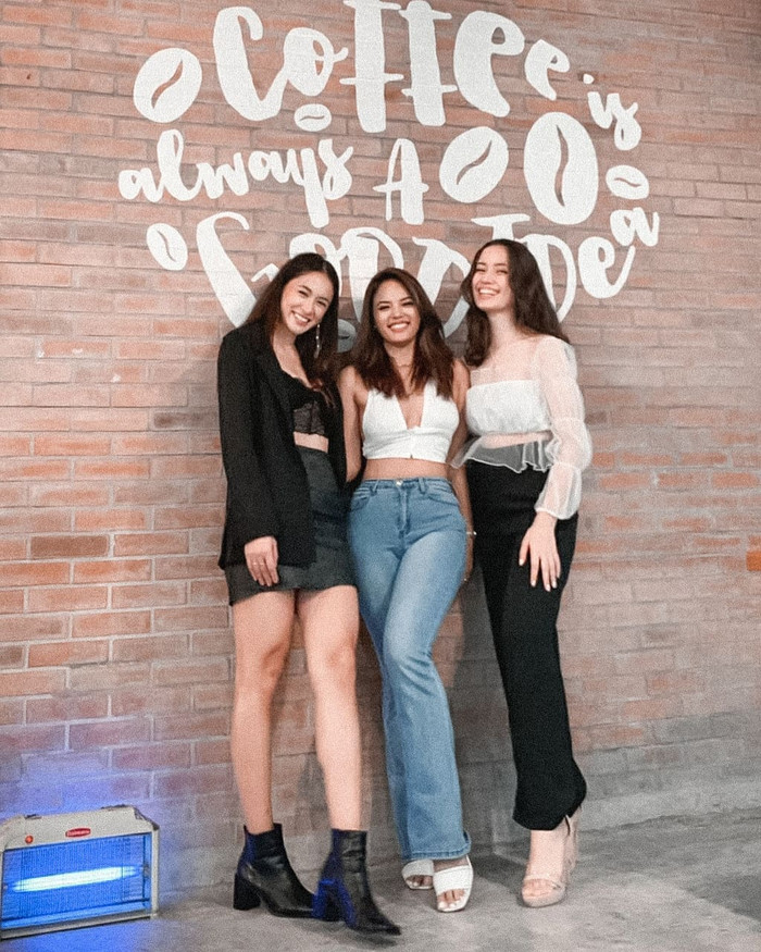 Khi đi cùng bạn bè thì nàng hậu thay bằng set đồ áo corset kết hợp với chân váy ngắn để thêm phần năng động, cá tính.