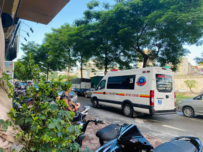 Xe thang và xe cứu thương được điều động đến hiện trường vụ cháy.