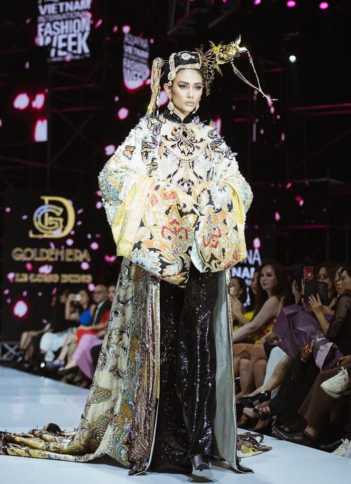 Một lần khác, Võ Hoàng Yến cũng gặp khó khăn với bộ trang phục có phụ kiện đội đầu cầu kỳ, nặng hơn 25kg. Ban đầu, cô vẫn tự tin sải bước đúng theo nhịp nhạc.