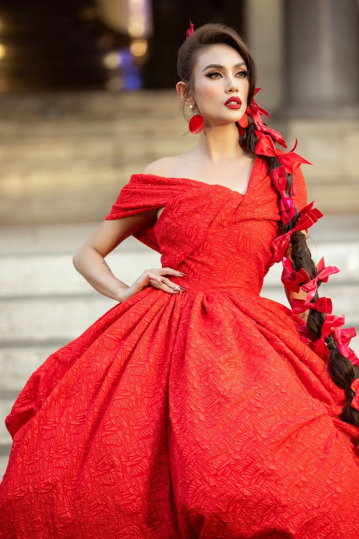 Bộ váy đỏ này tưởng chừng như khá nhẹ nhàng, nhưng phần chân váy đã nặng đến 30kg.