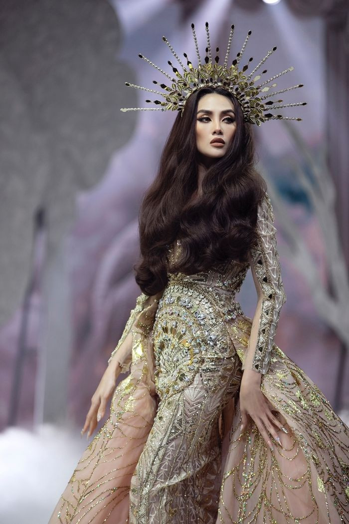 Bộ đầm dạ hội với thiết kế đuôi cá này tưởng chừng như rất nhẹ nhàng, nhưng vì được đính đá mà nặng lên đến 30kg. Bên cạnh bộ trang phục nặng nề, Võ Hoàng Yến còn phải đội tóc giả và đeo phụ kiện đội đầu. Dù vậy, cô vẫn sải bước rất tự tin trên đôi giày cao gót.