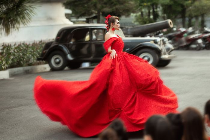 Nhưng đối với một siêu mẫu như Võ Hoàng Yến, cô có thể dễ dàng 'cân' được mọi thiết kế.