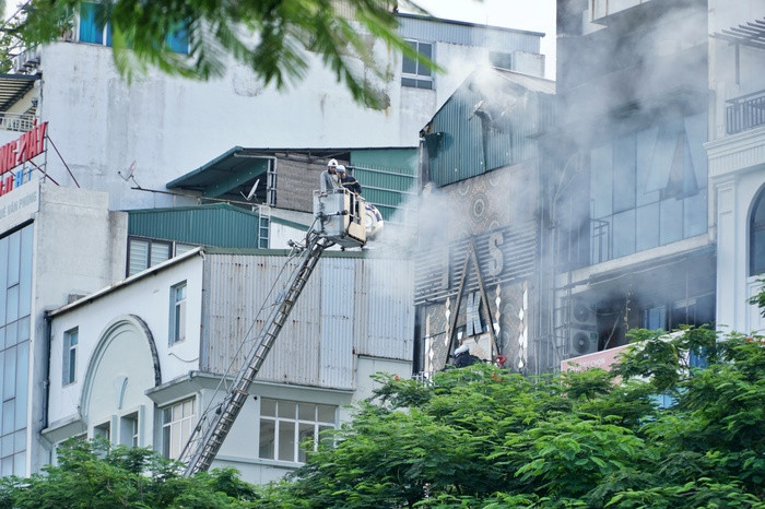 Lực lượng chức năng tiếp cận dập lửa vụ cháy trưa 1/8.