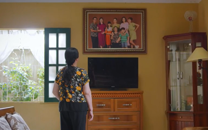 Thương Ngày Nắng Về: Bật khóc cảnh bà Nga tự chụp ảnh thờ cho mình Ảnh 2