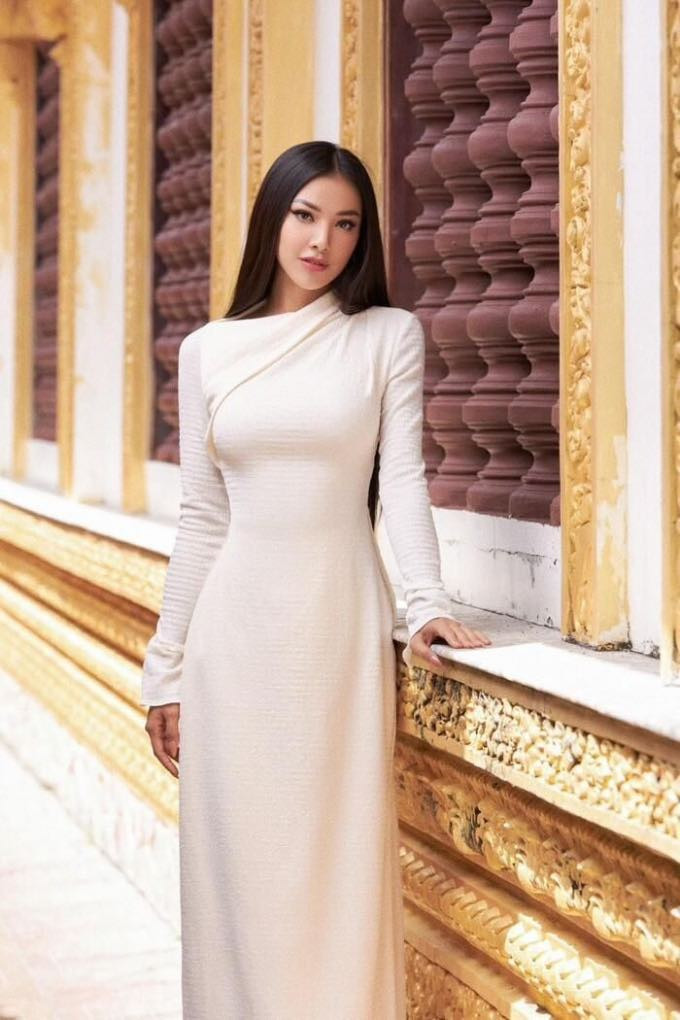 Đại diện nhà trường xác nhận thời điểm đó Kim Duyên là Hoa khôi của trường, cô đã chủ động bảo lưu để theo đuổi con đường du học. 