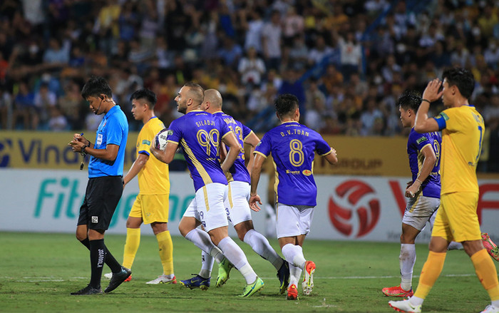 Phía sau trận Hà Nội thắng SLNA là nhiều nỗi đau của bóng đá Việt Nam Ảnh 2