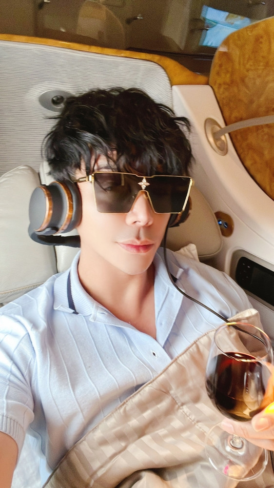 Nathan Lee về nước đón sinh nhật 'tuổi 16'.  