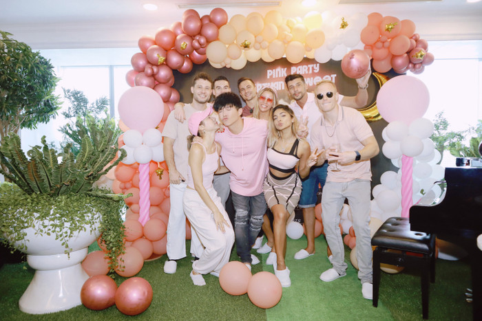 Tiệc sinh nhật đầy giản dị của Nathan Lee.     