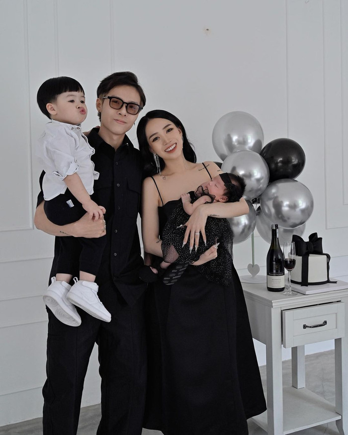 Joyce Phạm bên ông xã và hai con