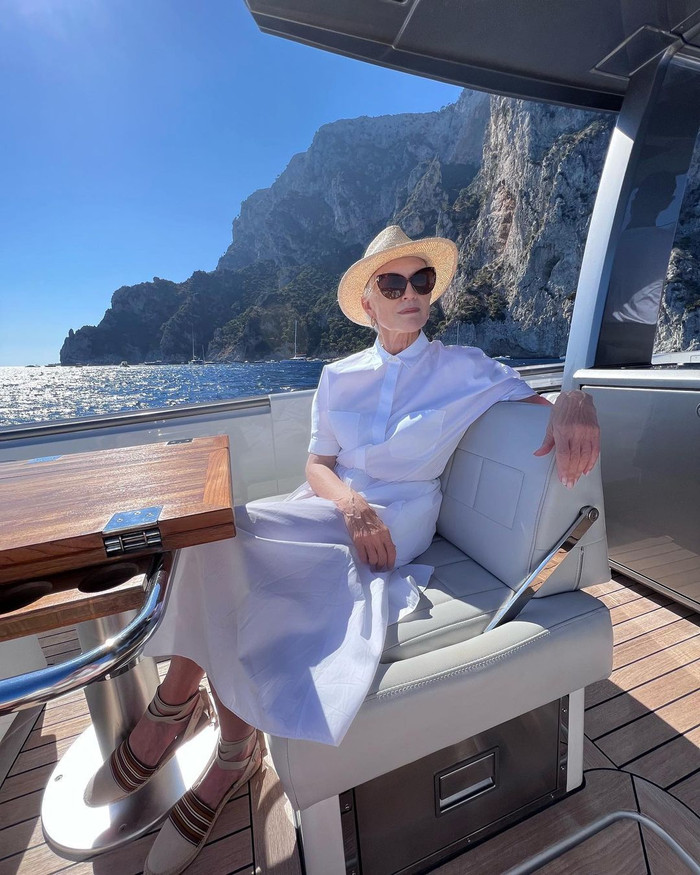 Maye Musk chính là người đầu tiên chứng minh cho định nghĩa tuổi tác chưa bao giờ là vấn đề khó nếu bạn đam mê với thời trang. Dù đã bước vào độ tuổi thất thập cổ lai hi, thân mẫu của tỷ phú Siêu anh hùng vẫn xuất hiện đều đặn tại các sàn diễn runway và các tạp chí thời trang danh tiếng. Maye luôn mang trong mình nguồn năng lượng tích cực, gương mặt rạng rỡ và thần thái sang trọng. Đó chính là lý do những mẫu thiết kế bà khoác lên người đều mang một dấu ấn thời trang mà hầu như đến bây giờ không có một người mẫu trẻ tuổi nào có thể vượt qua.