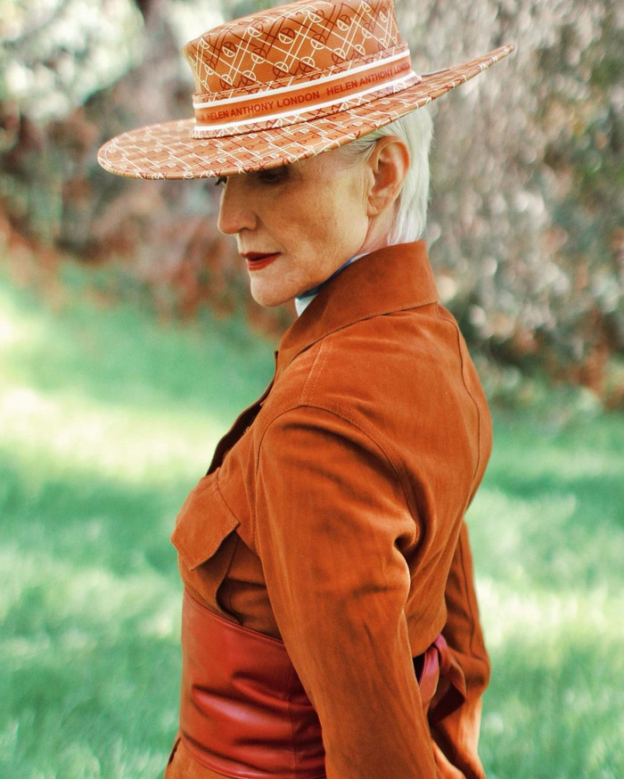 Đôi khi bà cũng đa dạng hóa phong cách thời trang của bản thân bằng những bộ trang phục năng động và trẻ trung.