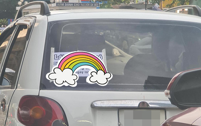 Mới tập lái, tài xế ôtô dán thông báo 'gây sốc' biến chiếc xe trở thành 'xe ưu tiên' Ảnh 2
