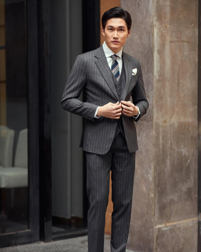 Khi diện những bộ vest, Đình Tú ra dáng tổng tài đúng nghĩa. Loạt ảnh của nam diễn viên đăng trên trang cá nhân luôn nhận lượt tương tác cao. 