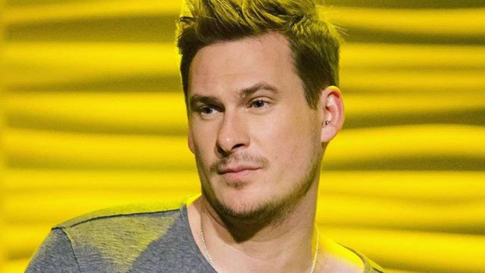 Xôn xao nam ca sĩ nổi tiếng bị bắt trên máy bay Ảnh 3