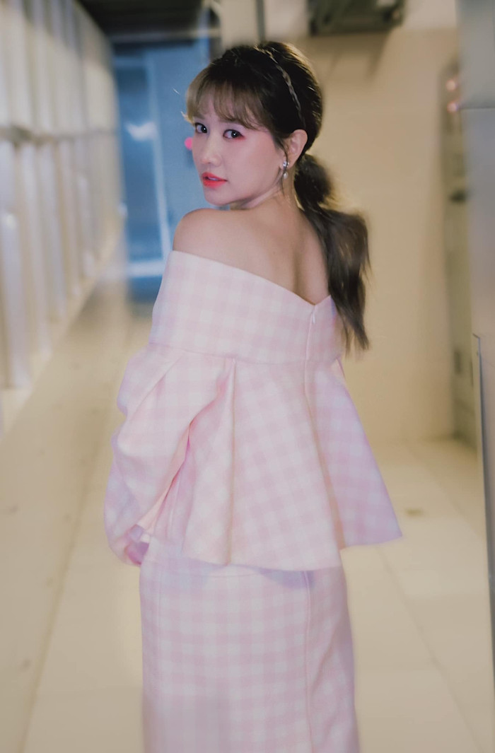 Hari Won lộ diện với thần sắc rạng rỡ, dẫu vậy người hâm mộ nữ ca sĩ không khỏi nghẹn ngào khi thần tượng bị bệnh.