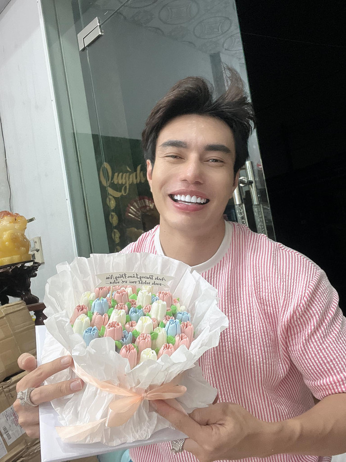 Hiện tại, Lê Dương Bảo Lâm chọn dáng răng nhu mì để có một nụ cười thánh thiện hơn khi diễn trên sân khấu. 