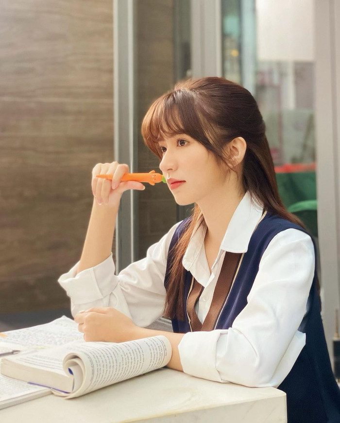 Cận cảnh vẻ đẹp ngọt ngào và trong trẻo của Ngọc Huyền khi hóa thân vào nhân vật Vân Vân trong Thương ngày nắng về.