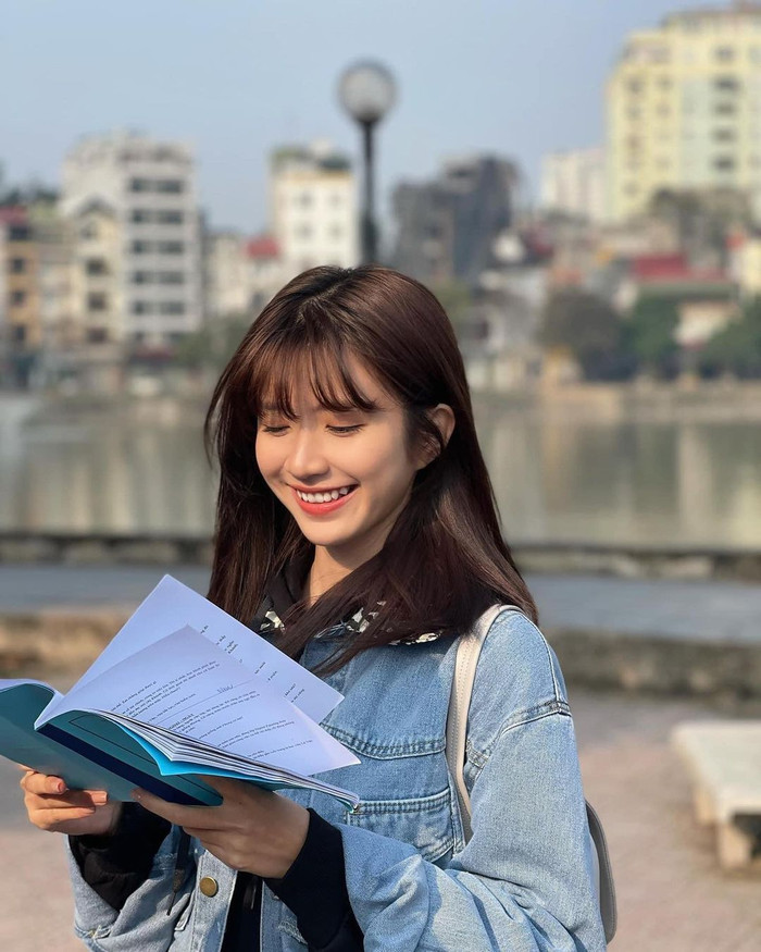 Ở một tập phim khác, Ngọc Huyền lựa chọn áo khoác jean xanh phối cùng áo Sweater, kết hợp kiểu tóc ngắn ngang vai và lối trang điểm nhẹ nhàng trông rất dễ thương nhưng không kém phần năng động.